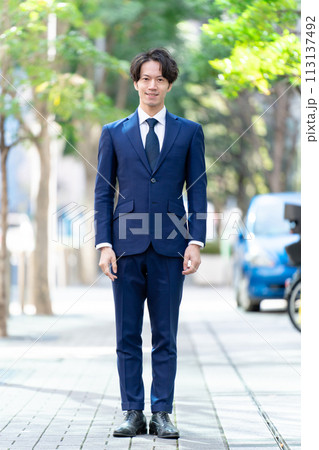 ビジネスマン　新緑　全身 113137492