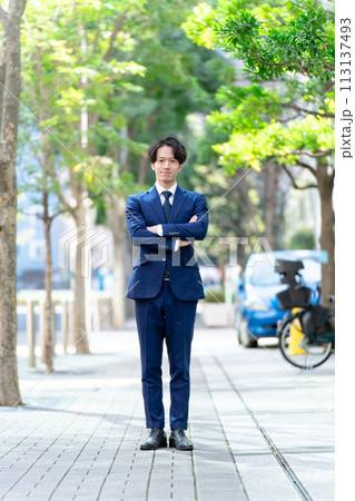 ビジネスマン　新緑　全身 113137493