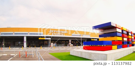 郊外型大型ショッピングセンター 113137982