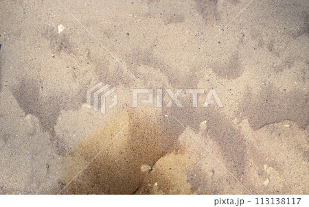 清流の浅瀬に現れた砂の模様（背景素材） 113138117