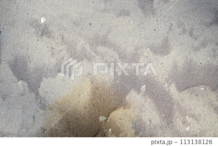 清流の浅瀬に現れた砂の模様(背景素材) 清流の浅瀬に現れた砂の模様(背景素材) 113138126