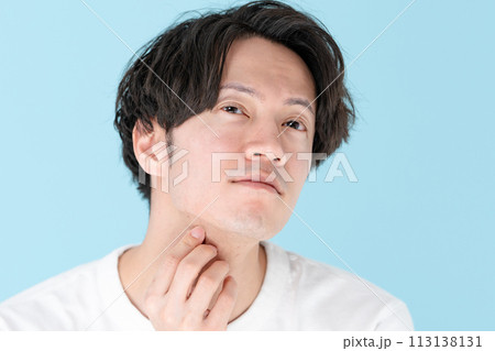 剃り残しを気にする男性 113138131