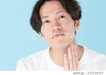 剃り残しを気にする男性 113138133
