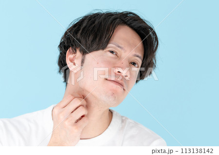 剃り残しを気にする男性 113138142