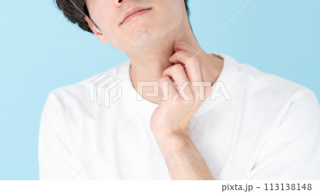 剃り残しを気にする男性 113138148