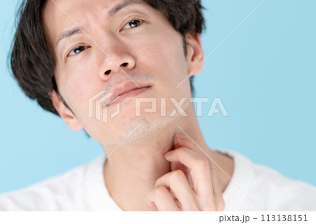 剃り残しを気にする男性 剃り残しを気にする男性 113138151