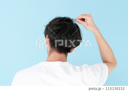 ヘアケア　ミドル男性　後ろ姿 113138152