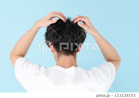 ヘアケア ミドル男性 後ろ姿 ヘアケア ミドル男性 後ろ姿 113138153