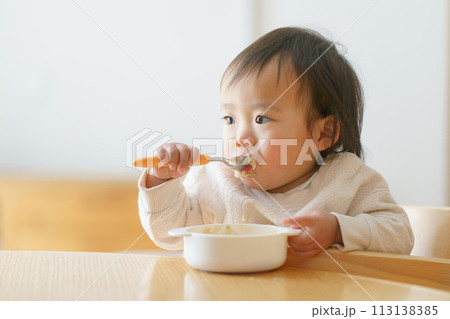 離乳食を食べる赤ちゃん 113138385
