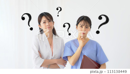 悩む医療従事者の女性グループ 113138449
