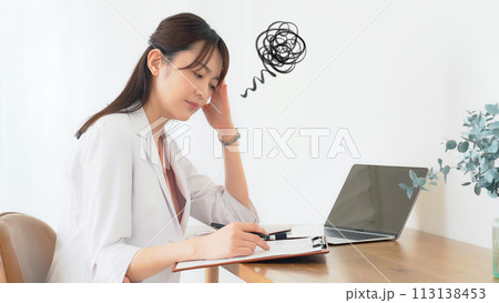 落ち込む白衣のミドル女性 113138453