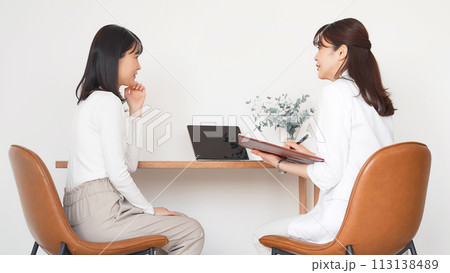 診察する医師と患者 113138489