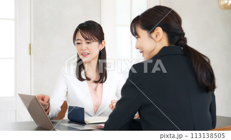 オフィスで会議する二人のビジネスウーマン 113138505