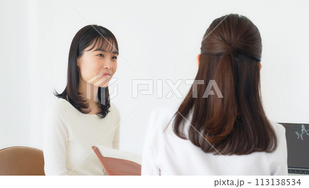 診察を受ける女性患者 113138534