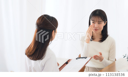 診察を受ける女性患者 113138536