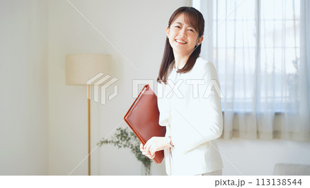 白いスーツを着た爽やかなミドル女性 113138544
