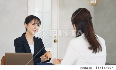オフィスで会話する二人の女性 113138557