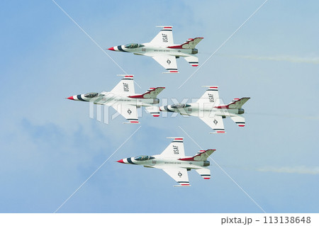 アメリカ空軍アクロバットチーム「サンダーバーズ」ダイヤモンド編隊 113138648
