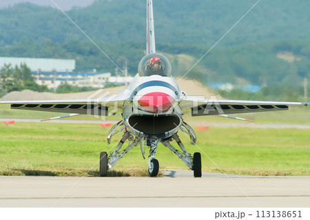 アメリカ空軍アクロバットチーム「サンダーバーズ」正面 アメリカ空軍アクロバットチーム「サンダーバーズ」正面 113138651