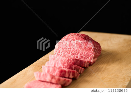 カットした国産黒毛和牛もも肉（シンシン） 113138653