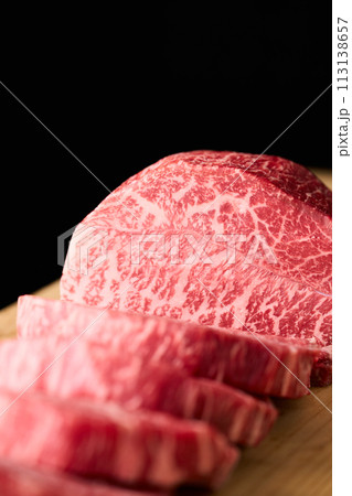 カットした国産黒毛和牛もも肉(シンシン) カットした国産黒毛和牛もも肉(シンシン) 113138657