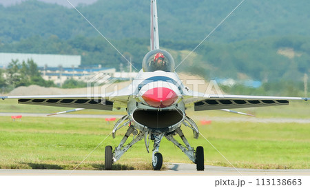 アメリカ空軍アクロバットチーム「サンダーバーズ」正面 113138663