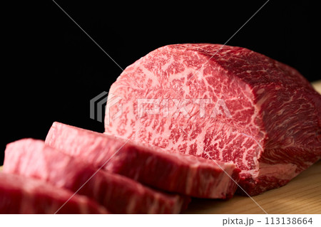 カットした国産黒毛和牛もも肉(シンシン) カットした国産黒毛和牛もも肉(シンシン) 113138664