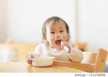 離乳食を食べる赤ちゃん 113138698