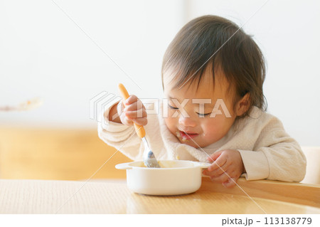 離乳食を食べる赤ちゃん 離乳食を食べる赤ちゃん 113138779