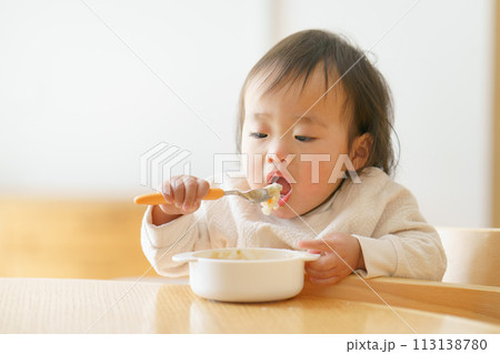離乳食を食べる赤ちゃん 離乳食を食べる赤ちゃん 113138780
