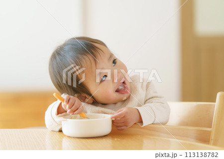 離乳食を食べる赤ちゃん 113138782