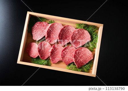 カットした国産黒毛和牛もも肉（シンシン）ステーキ用 113138790