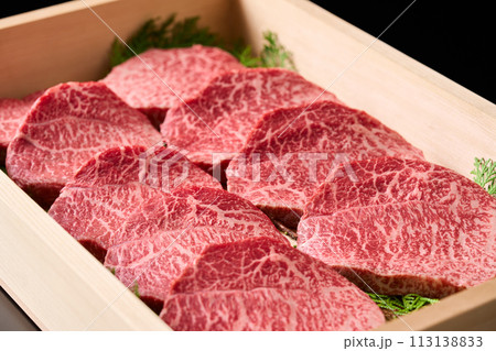 カットした国産黒毛和牛もも肉（シンシン）ステーキ用 113138833