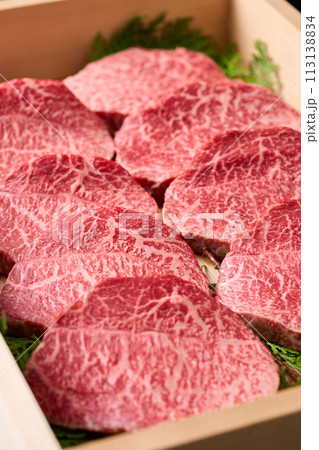 カットした国産黒毛和牛もも肉（シンシン）ステーキ用 113138834