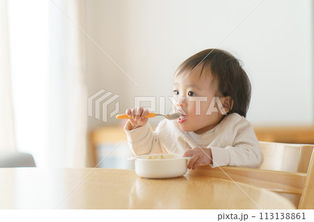 離乳食を食べる赤ちゃん 113138861