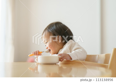 離乳食を食べる赤ちゃん 113138956