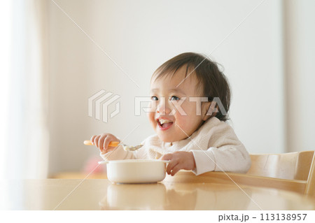 離乳食を食べる赤ちゃん 113138957