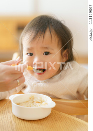 離乳食を食べる赤ちゃん 113139067