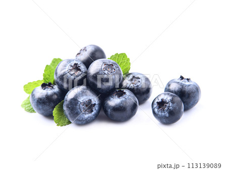 Blueberries on white backgrounds 113139089