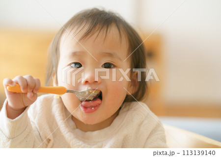 離乳食を食べる赤ちゃん 113139140