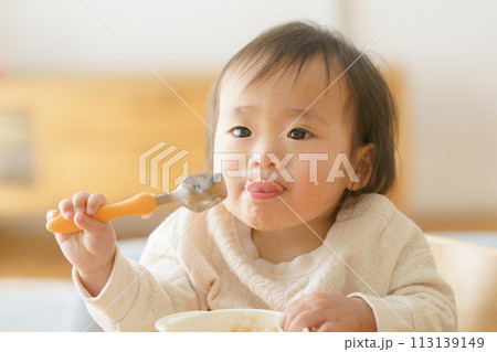 離乳食を食べる赤ちゃん 離乳食を食べる赤ちゃん 113139149