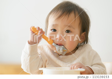 離乳食を食べる赤ちゃん 離乳食を食べる赤ちゃん 113139153