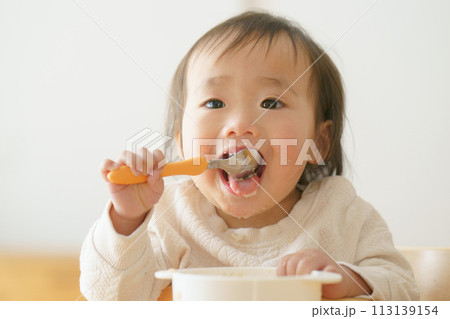 離乳食を食べる赤ちゃん 113139154