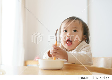 離乳食を食べる赤ちゃん 113139156