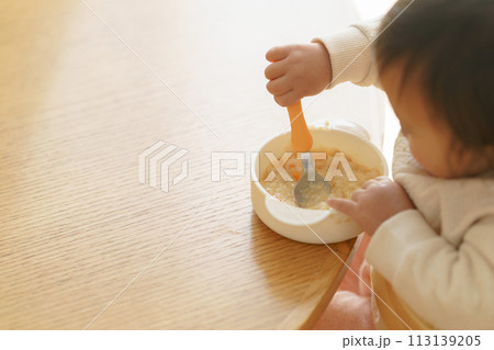 離乳食を食べる赤ちゃん 離乳食を食べる赤ちゃん 113139205