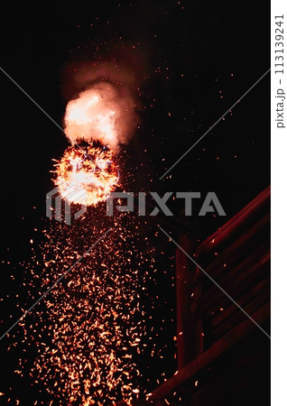 お寺の境内で行われるお松明 113139241