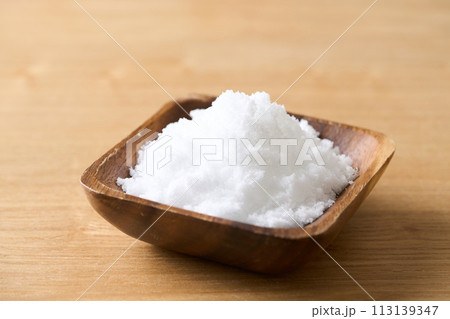 木の皿に盛った上白糖 113139347