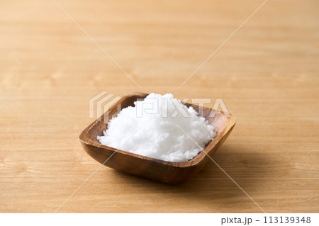 木の皿に盛った上白糖 木の皿に盛った上白糖 113139348