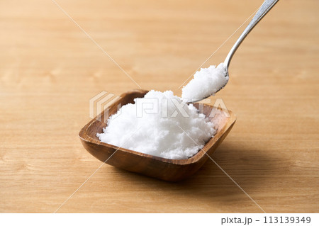 木の皿に盛った上白糖 113139349