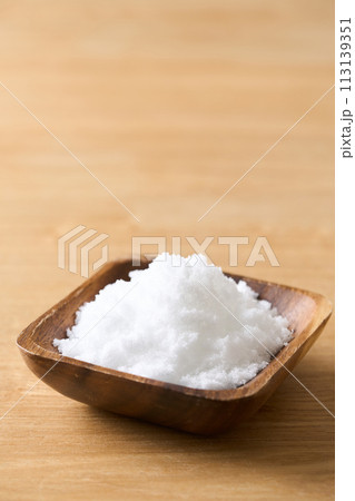 木の皿に盛った上白糖 木の皿に盛った上白糖 113139351